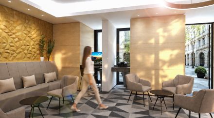 Hotellobby mit Sitzgruppe und strukturierter Holzwand